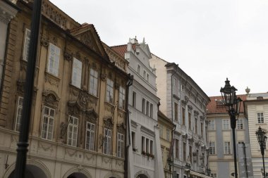 Birkaç binanın önünde, bölgeyi aydınlatan bir sokak lambası duruyor, kentsel atmosferi ve tasarımı geliştiriyor.