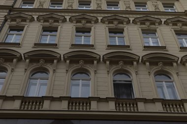 Mimari tasarımı ve kentsel varlığıyla çok sayıda pencere ve geniş balkon barındıran çok büyük bir bina.