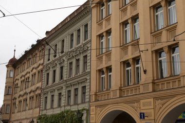 Kalabalık şehrin canlı bir mahallesinde yer alan, cephesinde 11 numarayı belirgin bir şekilde gösteren büyük bir bina.