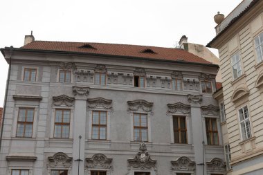 Geniş ve etkileyici bir bina. Parlak kırmızı bir çatısı ve bir sürü penceresi var. Çekici bir görünüş yaratıyor.