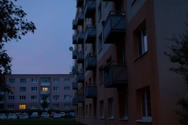 Sayısız pencere ve balkonun yer aldığı muhteşem bir bina gece boyunca güzelce aydınlatılarak göz kamaştırıcı bir manzara yaratıyor.