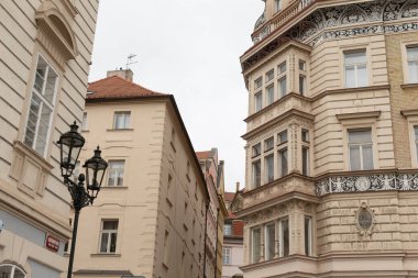 Etkileyici renkli binalar var, ve merkezde, manzarayı aydınlatan, klasik bir sokak lambası duruyor.