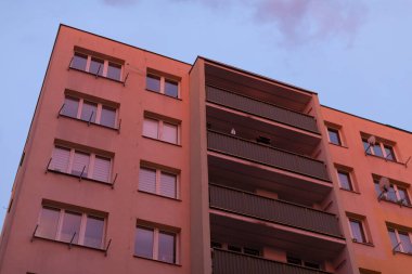 Yapısı boyunca sayısız penceresi ve bol balkon bulunan çok katlı büyük bir apartman.