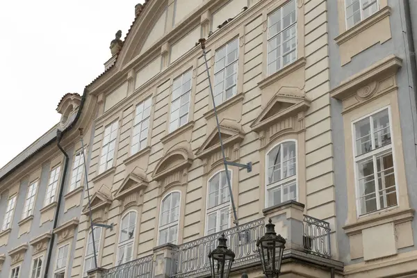 Bir tarafında balkon olan büyük ve etkileyici bir bina genel mimari tasarımına karakter ve benzersizlik ekler.