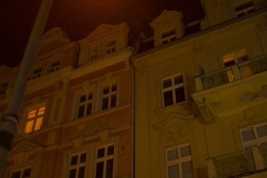 Gece boyunca sayısız pencereyle süslenmiş yüksek bir bina göz kamaştırıcı bir şekilde aydınlanır ve karanlıkta göz kamaştırıcı bir görüntü yaratır.