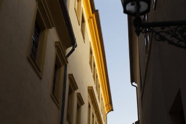 Büyüleyici manzara, zarif mimari detaylar ve güzel bir klasik fener barındıran ve özenle tasarlanmış bir bina tarafından vurgulanan büyüleyici, dar bir caddeyi gözler önüne seriyor.