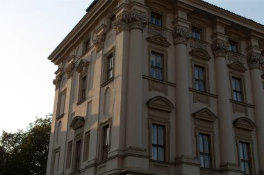 Bu büyüleyici manzara, karmaşık mimari tasarımı olan tarihi bir bina cephesini gösteriyor. Işığın ve gölgenin etkileşimini vurgulayan detaylar vurgulanıyor.