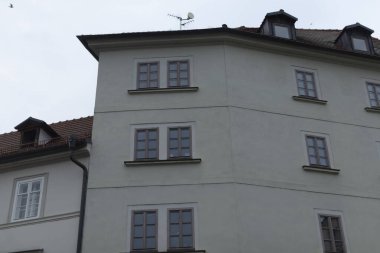 Görüntü, çok katlı çok katlı çok katlı bir bina tasvir ediyor. Sayısız penceresini vurguluyor ve gözleri çeşitli açılardan çeken karmaşık mimari özellikler gösteriyor.