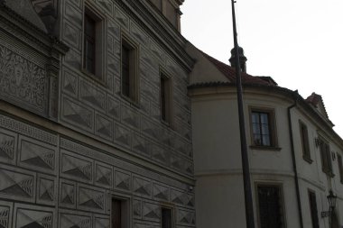 Tarihi binaların ön cephesinde sanatsal mimari tasarım ve çeşitli desenler ve dokuların yer aldığı işçiliğin vurgulandığı karmaşık ayrıntılar gözler önüne seriliyor.