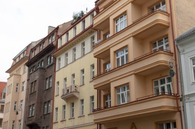 Her yapının yan tarafında, estetik cazibelerini artıran çekici balkonların yer aldığı uzun ve güzel bir sıra bina.