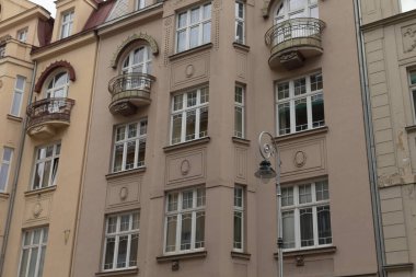 Çok sayıda pencere ve çok sayıda balkonla karakterize edilmiş etkileyici bir bina estetik çekiciliğini ve işlevselliğini arttırıyor.