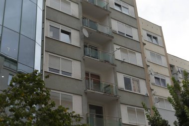 Mimari tasarım, çok sayıda pencere ve balkonlarla süslenmiş ve çevreye güzel manzaralar sunan büyük bir binaya sahiptir.