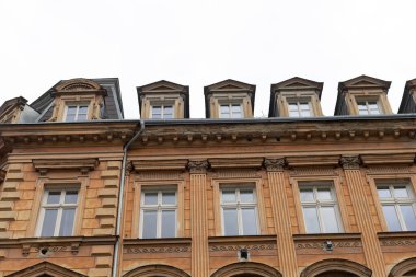 Arka planda beyaz bir gökyüzü ile tamamlanmış, çok katlı çok katlı bir bina büyüleyici bir manzara yaratıyor.