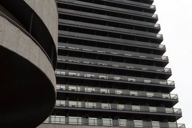 Birçok balkon ve sayısız pencereye sahip çok yüksek bir bina kentsel ufuk çizgisini büyüleyen çarpıcı bir mimari tasarım yaratıyor.