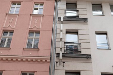 Etkileyici bir bina. Bir tarafında güzel bir balkon var. Genel görünüşünü ve işlevselliğini arttırıyor.