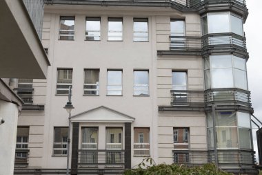 Çok büyük bir bina çok sayıda pencere ve birden fazla balkon barındırıyor ve bu da onu çevresindeki toplumda çekici bir dönüm noktası haline getiriyor.