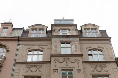 Binaların ön cephesinde, mirasını yansıtan karmaşık mimari ve güzel pencereler yer alıyor.