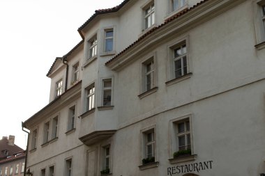 Tarihi kent mimarisinde şık pencerelerle birlikte göz alıcı bir restoran cephesi de yer alıyor.