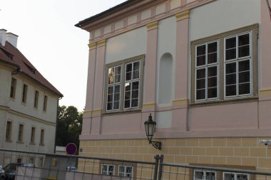 Binaların ön cephesinde canlı bir şehir ortamında çok sayıda pencere ve sokak unsuru yer alıyor.