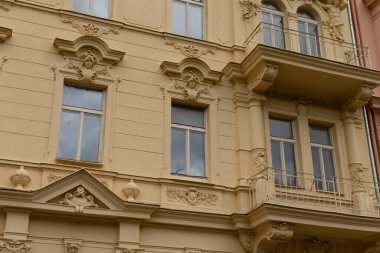 Tarihi binalar, güzel dekoratif unsurlar ve dekoratif pencereler içeriyor.