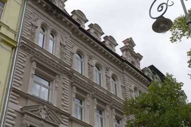 Klasik bir bina cephesi. Karmaşık mimari detaylar ve zengin tarihsel unsurlar sergiliyor.