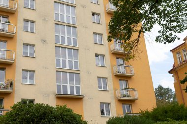 Uzun, etkileyici bina, modern tasarımı ve estetik cazibesine katkı sağlayan çok sayıda pencere ve balkona sahip.