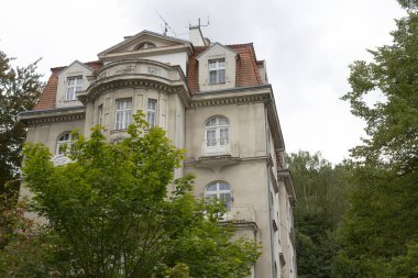 Zirvesinde göze çarpan bir haç bulunan önemli ve etkileyici bir yapı, gökyüzünün arka planına karşı durmaktadır.