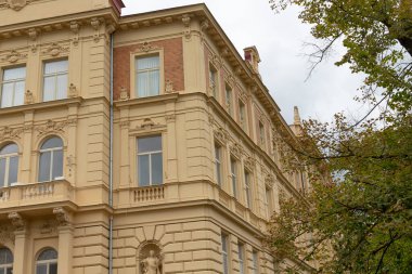 Yanından geçenlerin dikkatini çeken çarpıcı bir heykelin bulunduğu çok büyük ve etkileyici bir bina.