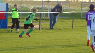 Genç oyuncular, güneşli bir çimenlik alanda heyecanlı bir futbol maçına hevesle katılıyorlar CZ, Kladno, 18.10.24