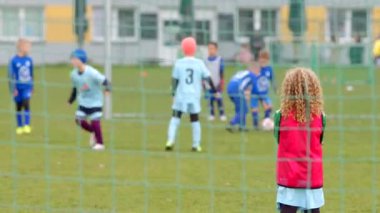 Çocuklar heyecan verici bir futbol antrenmanına aktif olarak katılırlar, arka planda bir gol ağı görünür, sunucu dışı, 10.10.24