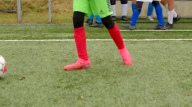 Parlak yeşil üniformalı genç bir kaleci maç başlarken CZ, Svermov, 7.10.24 'te başlama vuruşuna hazır olduğunu gösteriyor.