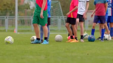 Genç çocuklar aktif antrenman oturumları CZ, sunucu dışı, 10.10.24 'te yeşil çimlerin üzerinde neşeyle futbol oynuyorlar.