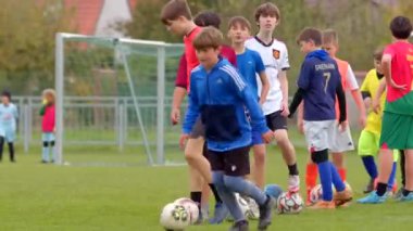 Coşkulu çocuk grupları yemyeşil bir alan olan CZ 'de futbol antrenmanına katıldılar. Ev sahibi olamadılar, 10.10.24