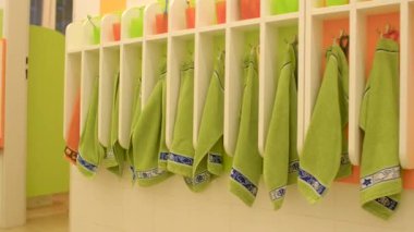 Parlak ve neşeli soyunma odasında, renkli havlular herkese sıcak ve davetkar bir ortam yaratır.