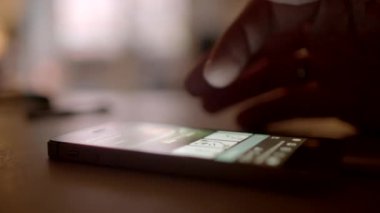 Zarif bir akıllı telefon masanın üzerinde dinleniyor, güzel bulanık bir arkaplan ile çeşitli uyarılar sergiliyor
