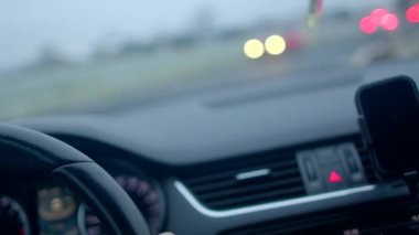 Direksiyon simidini ve gösterge paneli elemanlarını gösteren otomobillerin detaylı bir görüntüsü