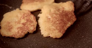 Mısır unu köfteleri tavada kızarıyor. Tüm pişirme sürecini güzelce gözler önüne seriyor.