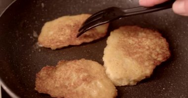 Lezzetli bir yemek için tavada çıtır patatesli krep kızartıyorum.