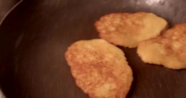 Tavada patatesli krep pişirme süreci sergileniyor ve elde edilen çıtır çıtır dokuya vurgu yapılıyor.