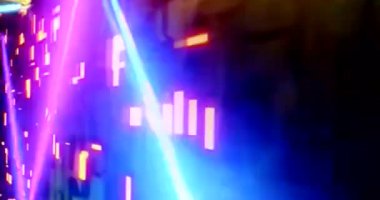 Bu, çeşitli dijital elementlerle birleştirilmiş ışık izlerini gösteren mor soyut bir arkaplan.