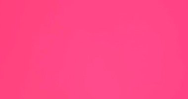 Asgari dokuya sahip canlı sarı bir arkaplan, çeşitli yaratıcı tasarım projeleri için mükemmel.