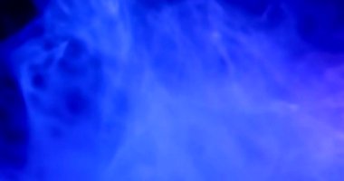 Bu büyüleyici video, soyut tasarımları olan parlak mavi ve pembe arka planlar sergiliyor. Mavi bir şelaleye yakın çekim huzurlu atmosferi güçlendirir.