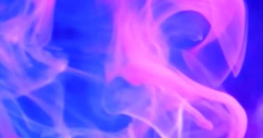 Mor ve mavi dumanların arasında karanlık bir zeminde nefes kesici bir yolculuk yaşayın. Bu sinematik video, soyut projeler için ideal olan gizem ve entrikayı çağrıştırıyor