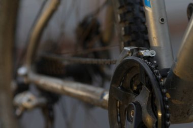 Bu resim, bisiklet mekaniği içindeki karmaşık tasarımı ve işlevselliğini gösteren bisiklet zincirinin ayrıntılı bir yakın çekimini resmeder.