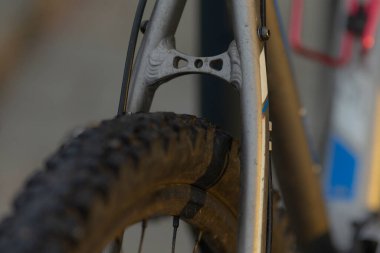 Üzerine monte edilmiş lastiği gösteren, çeşitli bileşenleri ve özelliklerini vurgulayan bir bisiklet tekerleğinin ayrıntılı yakın plan görüntüsü