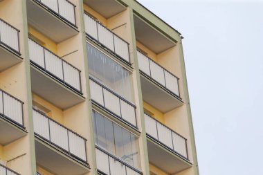 Bu yapıda çok sayıda balkon ve hem işlevsellik hem de estetik sunan geniş bir pencere dizisi bulunur.