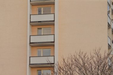 Çok sayıda balkonu ve penceresi olan uzun, modern bir bina kentteki mimari cazibesini ve kentsel cazibesini artırıyor.