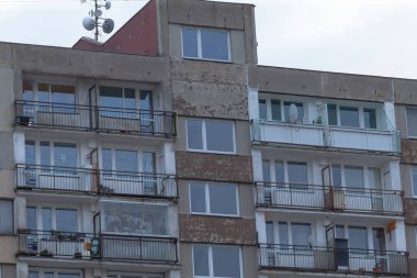 Çok sayıda penceresi ve estetik cazibesini ve işlevini arttıran balkon bolluğu olan önemli bir apartman binası.