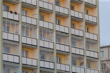 Çok sayıda balkonu ve çok sayıda penceresi olan yüksek bir bina, mimari çekiciliğine ve kentsel estetiğine katkıda bulunuyor.