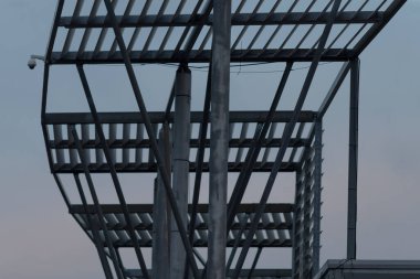 Geniş ve sağlam bir metal yapı, en üst kısımlarına kadar uzanan merdivenlerle tasarlanmıştır.